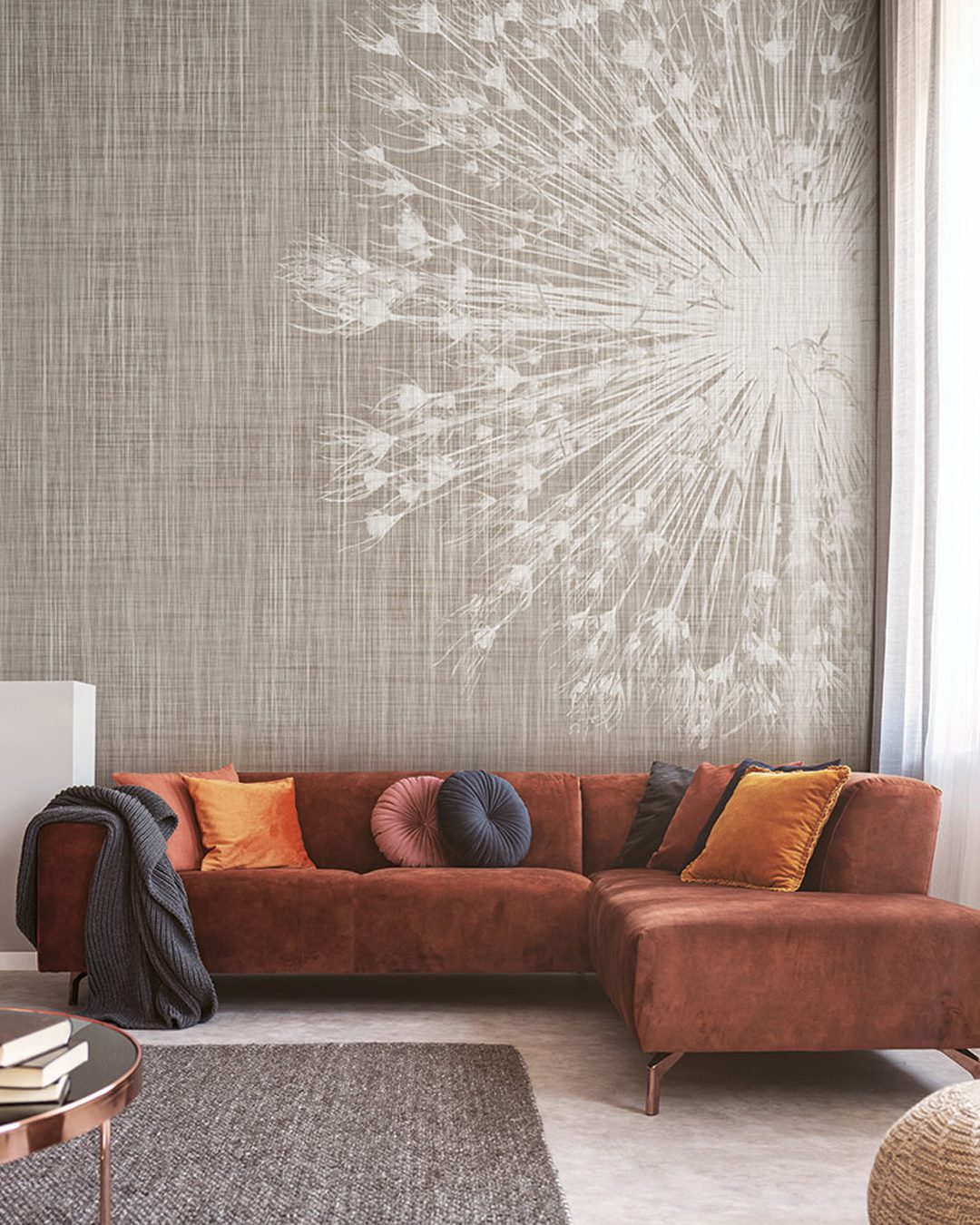 Real photo of warm color cushions on a red couch standing next t Carta Da Parati Breath - Inkiostro Bianco - immagine 1
