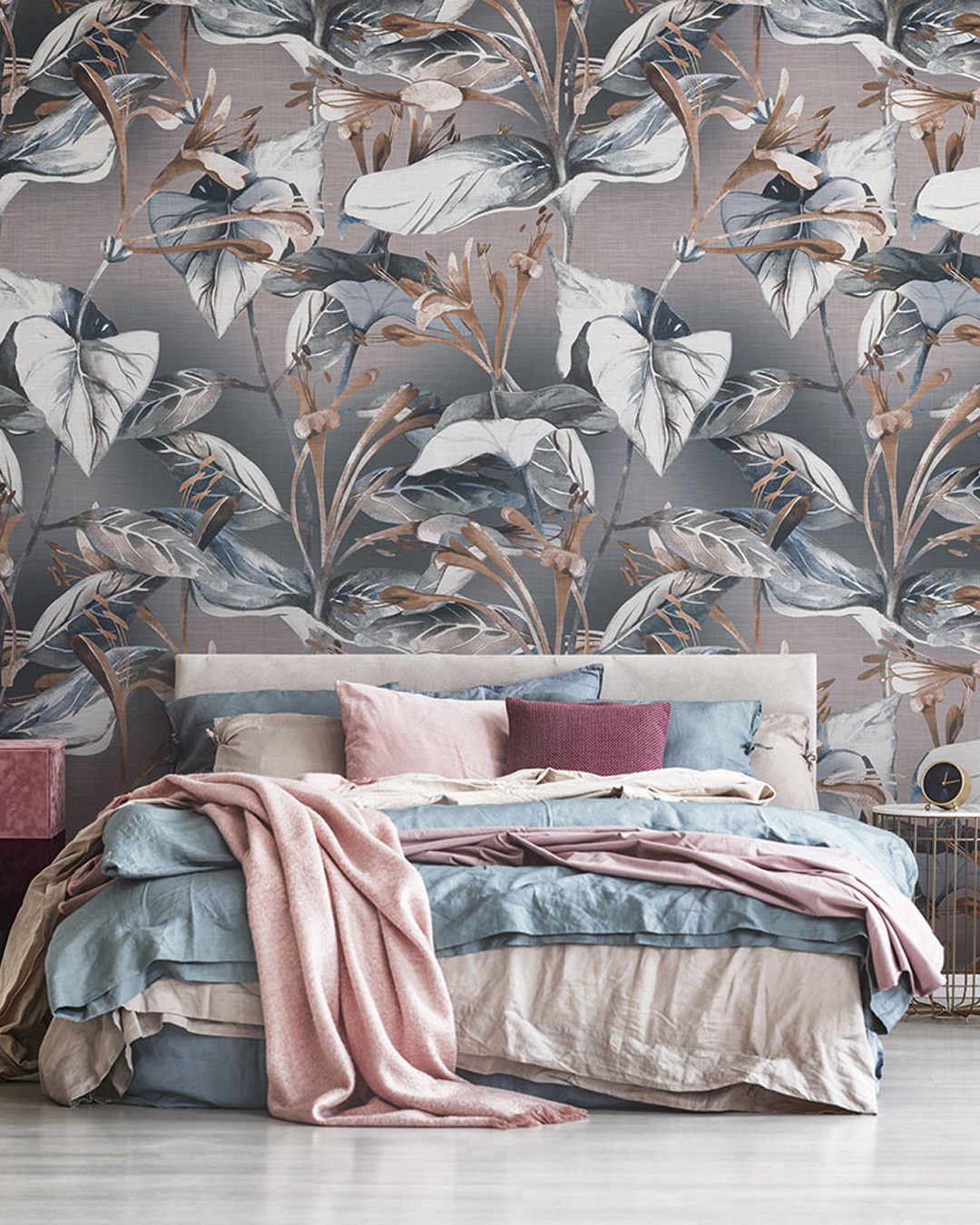 Pastel pink, beige and blue bedding on king size bed in trendy b Carta Da Parati Ironblue - Inkiostro Bianco - immagine 1