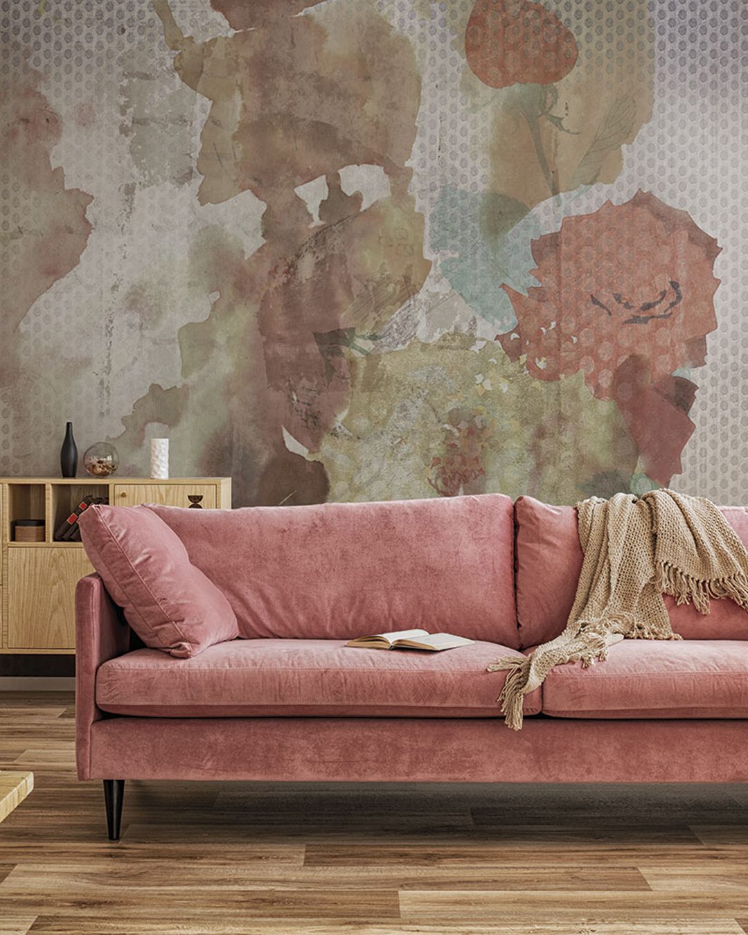 Comfortable velvet pastel pink couch in elegant beige interior w Carta Da Parati Pink Metal - Inkiostro Bianco - immagine 1