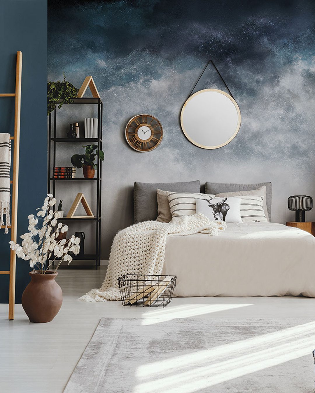 Mirror and clock above bed in bright bedroom interior with pouf Carta Da Parati Sideral - Inkiostro Bianco - immagine 1